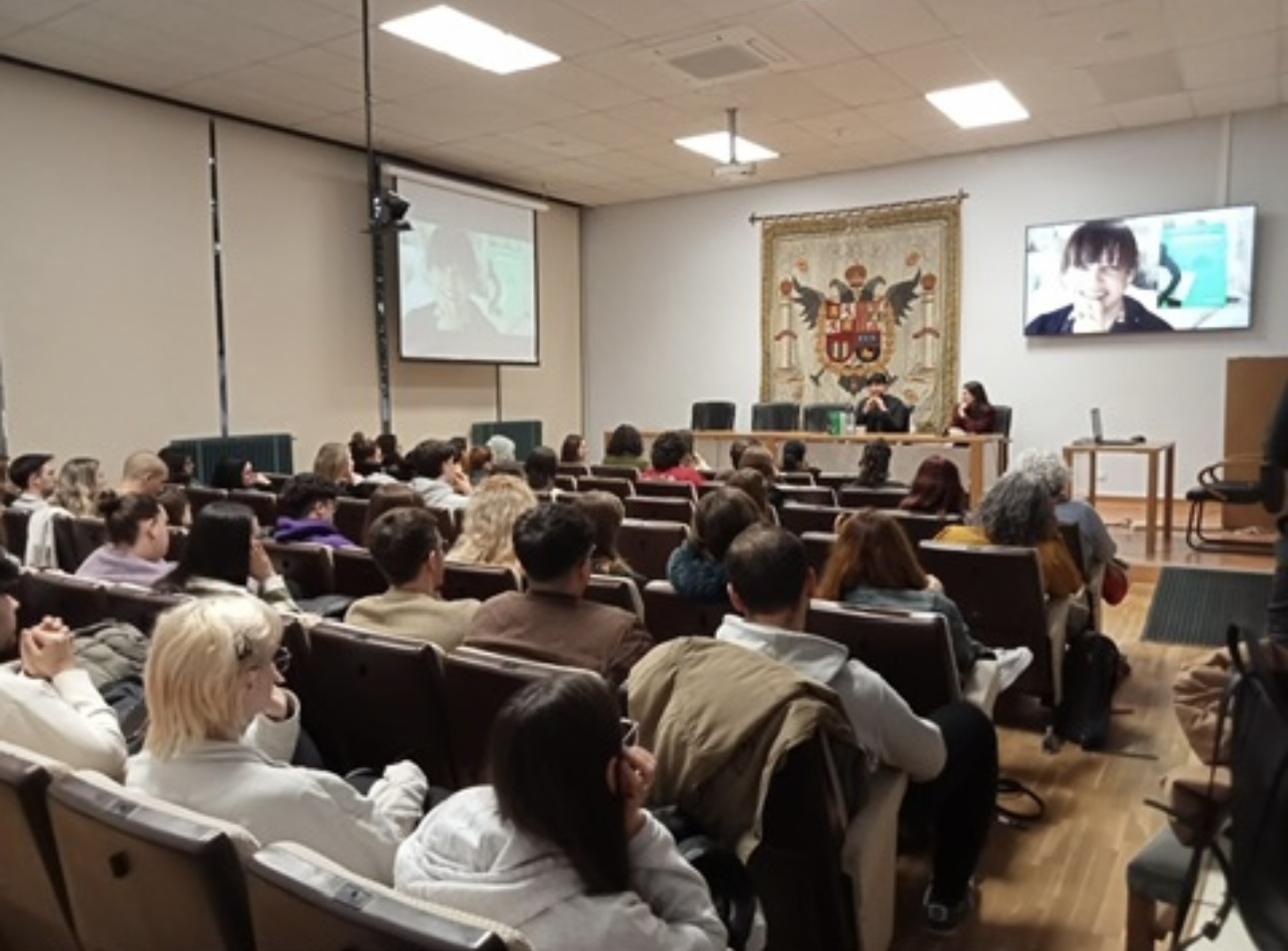Auditorio universitario durante una presentación vinculada con el arte