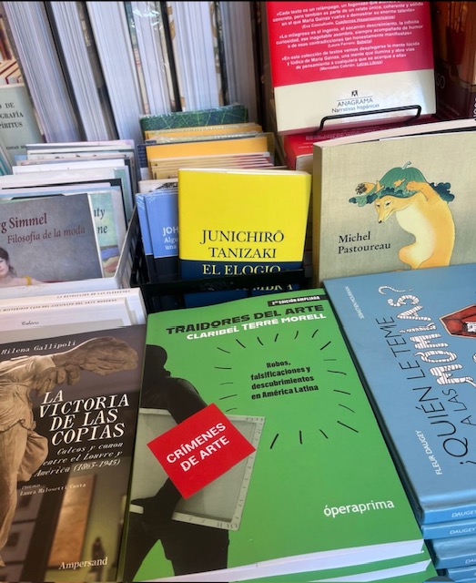 Traidores del arte, de Claribel Terré Morell: portada verde del libro en una librería