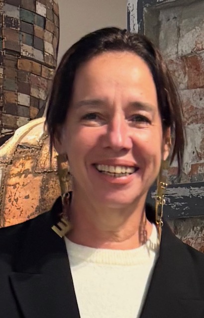 Retrato de Claribel Terré Morell sonriendo, con chaqueta negra y aros dorados