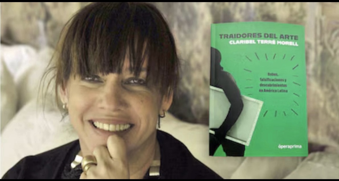 Claribel Terré Morell junto a la portada verde de su libro Traidores del arte